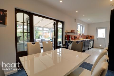 2 Cheveley Close, Romford, RM3 0EU