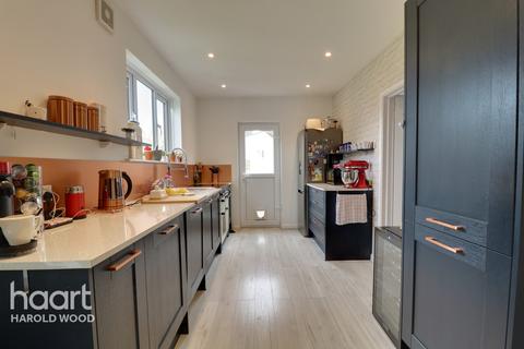 2 Cheveley Close, Romford, RM3 0EU