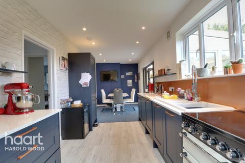 2 Cheveley Close, Romford, RM3 0EU