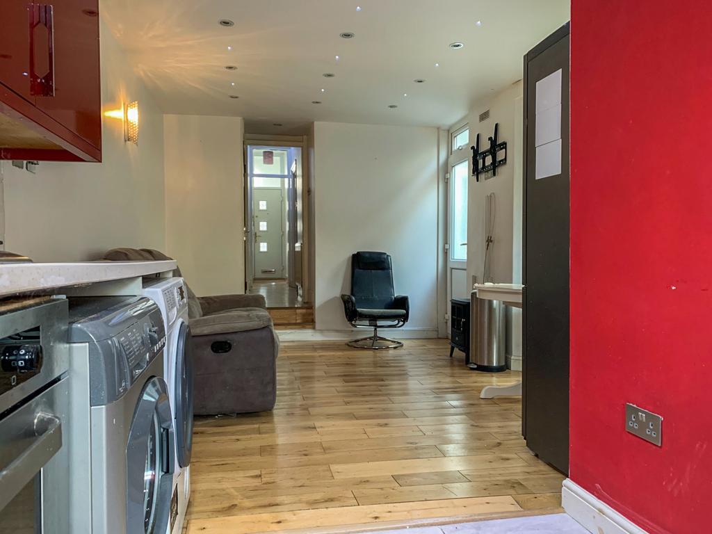 Sebert Road, Forest Gate E7 2 bed flat £1,495 pcm (£345 pw)