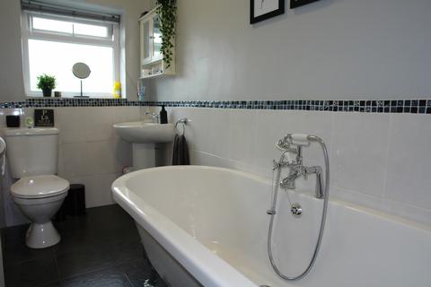 18 Eaves Lane, Chadderton, Oldham, OL9 8RG