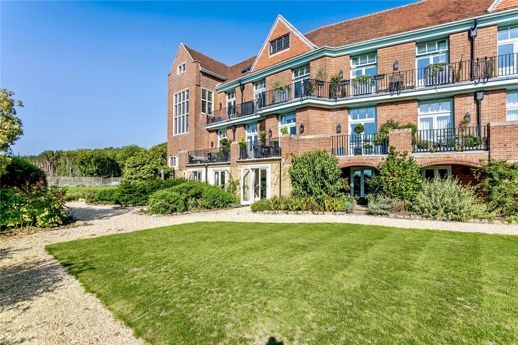 Kings Drive, Midhurst, West Sussex, GU29 2 bed flat £520,000