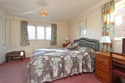 10 Delves, Tadworth, KT20 5UF