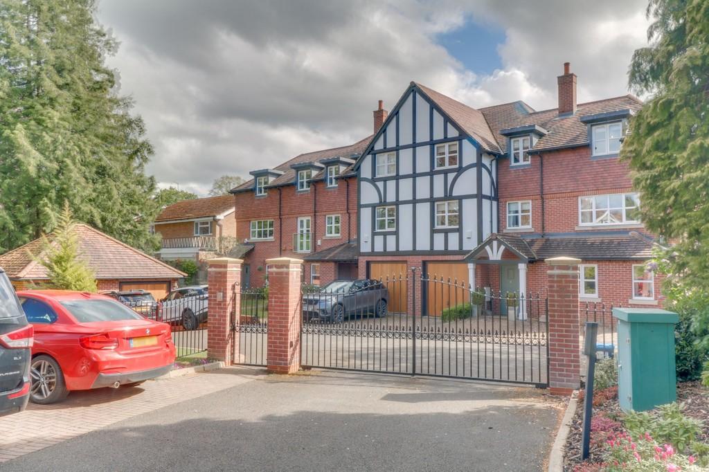 Mill Lane, Bentley Heath 5 bed mews £575,000