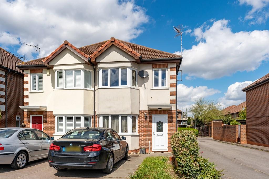 Elmcroft Avenue, Wanstead 3 bed semidetached house for sale £625,000