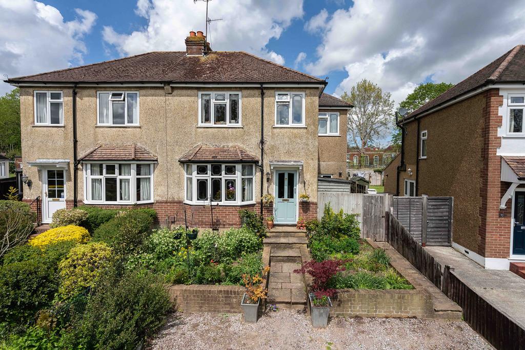 Fairfield Drive, Dorking 3 bed semidetached house £640,000