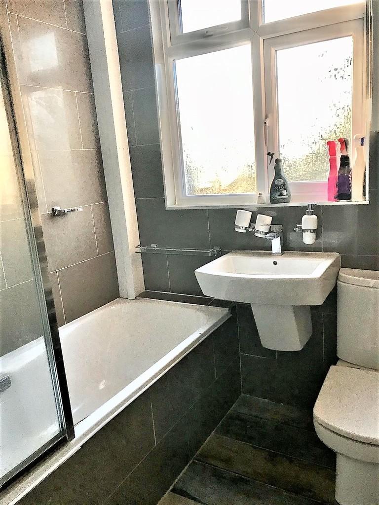 Greenland Crescent, Southall 2 bed ground floor £1,450 pcm