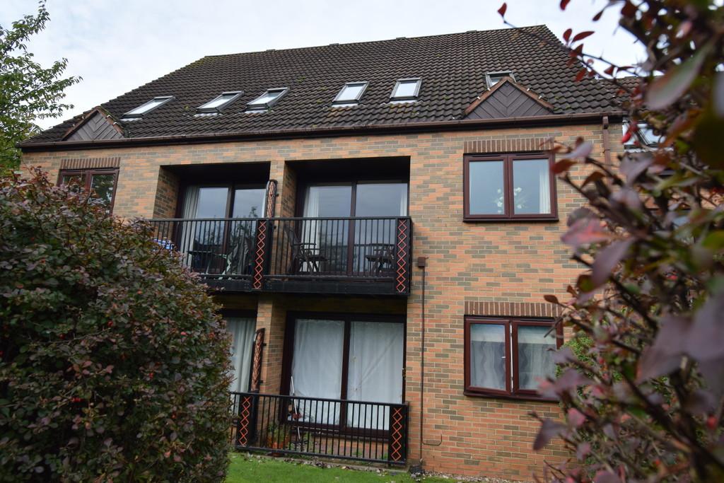 Flamingo Court, Castle Marina, Nottingham 2 bed flat £725 pcm (£167 pw)