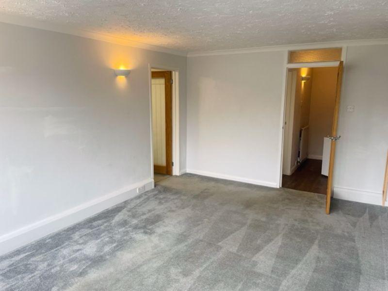 Hickmans Close, Godstone 2 bed flat to rent £1,400 pcm (£323 pw)