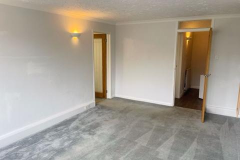 2 bedroom flat to rent, Hickmans Close, Godstone