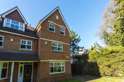 22 Highlands, Farnham Common, Slough, SL2 3JR
