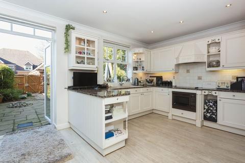 22 Highlands, Farnham Common, Slough, SL2 3JR