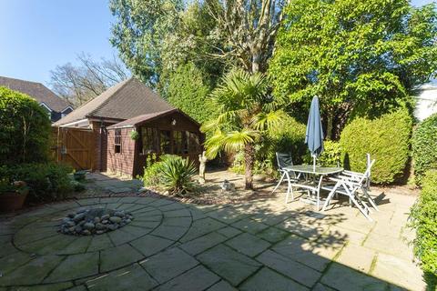 22 Highlands, Farnham Common, Slough, SL2 3JR