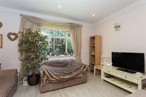 22 Highlands, Farnham Common, Slough, SL2 3JR