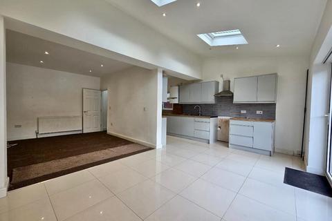 undefined, Alexandra Avenue, Luton, Bedfordshire, LU3 1HE
