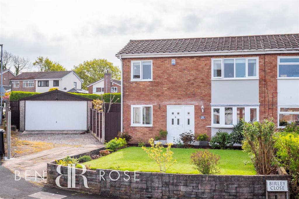 Runshaw Avenue, Appley Bridge, Wigan 3 bed semidetached house £214,995