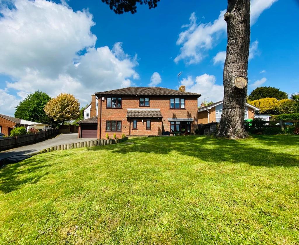 Station Road, Earls Barton, Northamptonshire, NN6 4 bed detached house