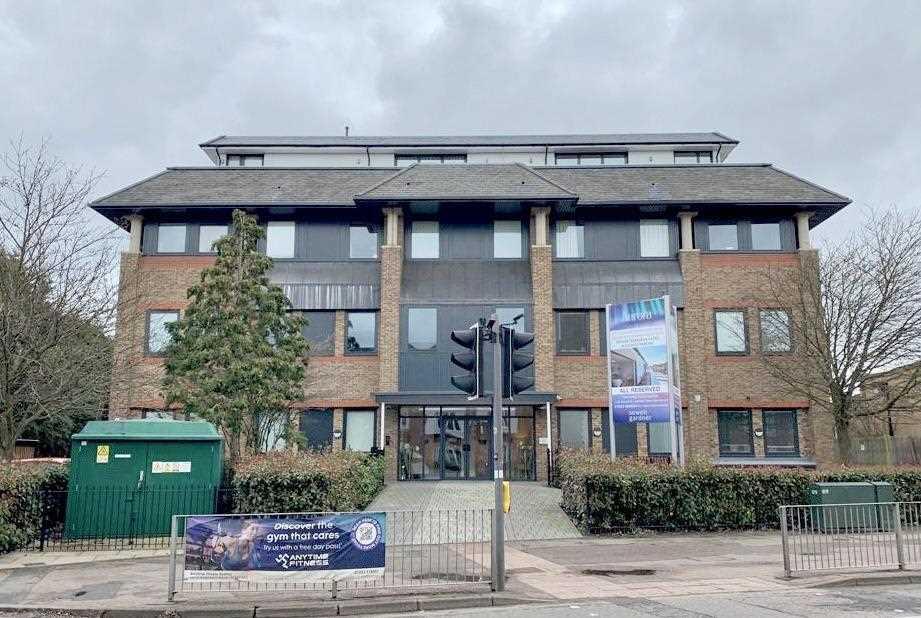Aldenham Road, Bushey, WD23. 1 bed flat £1,100 pcm (£254 pw)