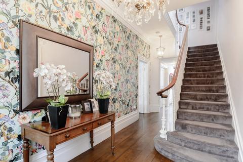 59 Oakleigh Park North, London, N20 9AT