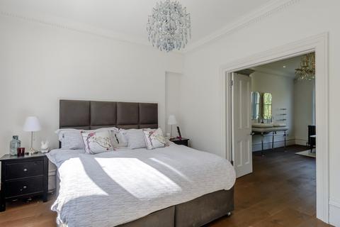 59 Oakleigh Park North, London, N20 9AT