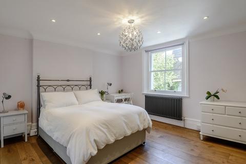 59 Oakleigh Park North, London, N20 9AT