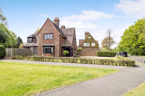 10 Reed Pond Walk, Romford, RM2 5PB