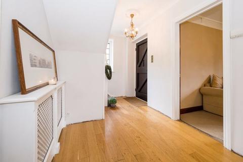 10 Reed Pond Walk, Romford, RM2 5PB