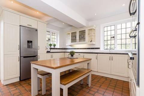 10 Reed Pond Walk, Romford, RM2 5PB
