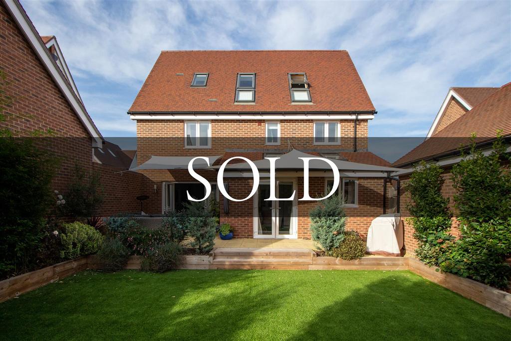 SOUTH FACING GARDEN Langmore Lane, Lindfield 5 bed detached house £700,000