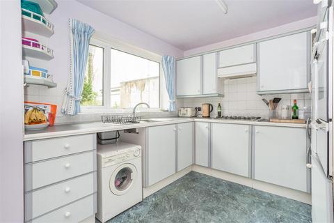 3 Bishops Walk, Wooburn Green, High Wycombe, HP10 0EW