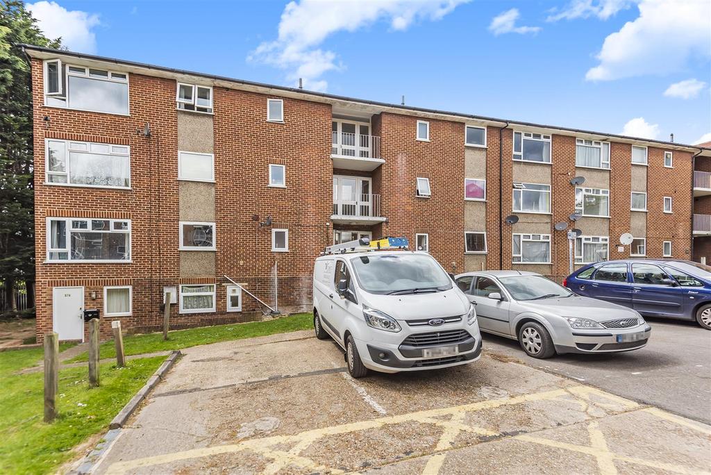 Sandringham Court, Burnham 3 bed flat £270,000
