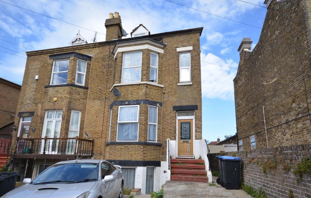 St Peters Road, Margate, CT9 1TJ 1 bed flat £675 pcm (£156 pw)