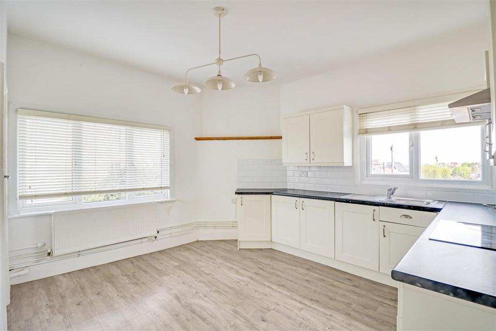 Herschell Road, LeighOnSea 3 bed flat £280,000