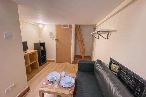 Studio to rent, Linden Gardens, Notting Hill Gate, London, London W2