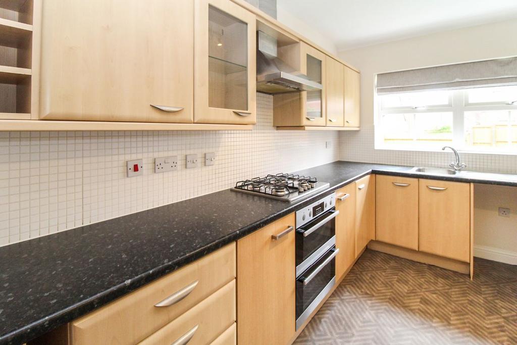 Maskell Drive, Bedford 5 bed detached house £2,300 pcm (£531 pw)