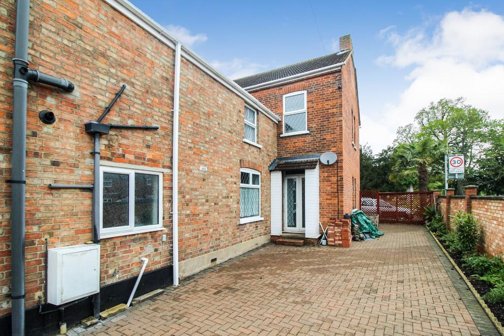 Bedford Road, Kempston, Bedford 3 bed cluster house £875 pcm (£202 pw)