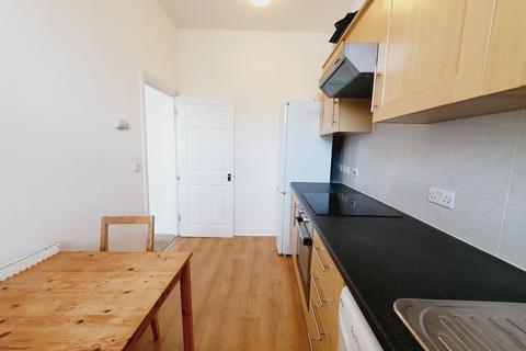 Studio to rent, Grove Road, Willesden Green, London