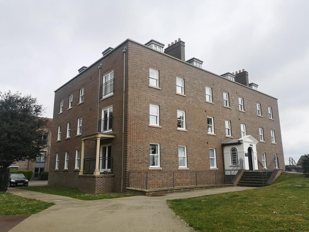 Pearson House, 206 Heritage Way, Gosport PO12 2 bed flat £750 pcm (£