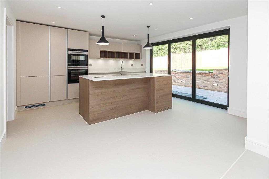 Broom Hill, Welwyn, Hertfordshire 4 bed detached house £900,000