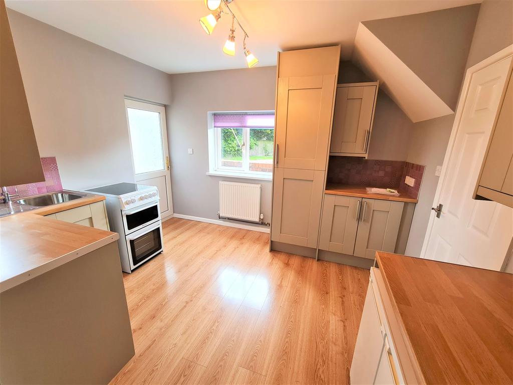 Wood End Road, Wednesfield, Wolverhampton, WV11 3 bed semidetached house £750 pcm (£173 pw)