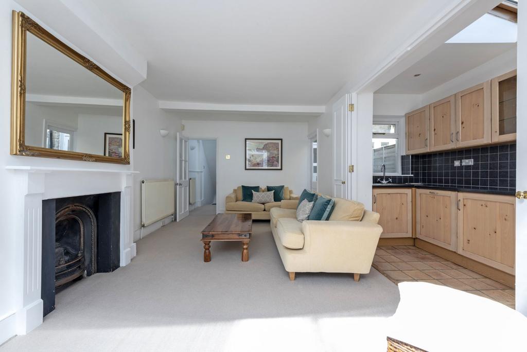 Stormont Road, SW11 2 bed property to rent £2,600 pcm (£600 pw)