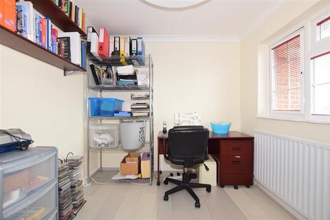 27 Greenfrith Drive, Tonbridge, TN10 3LG