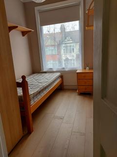 2 bedroom flat to rent, Bulstrode Avenue, HOUNSLOW, Greater London, TW3