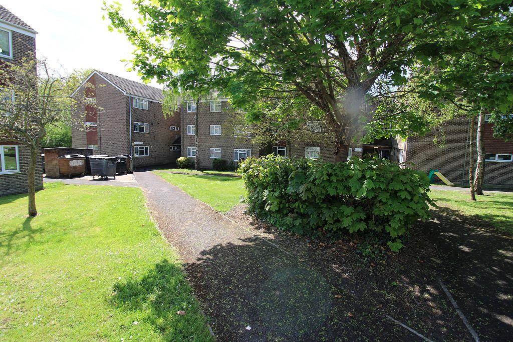 St. Court, Bracken Road, North Baddesley 2 bed flat £875 pcm
