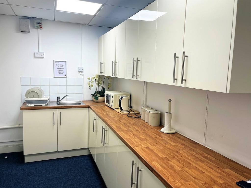 Uxbridge Road, Hayes Office to rent £4,365 pcm (£1,007 pw)