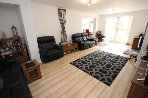 19a Holt Gardens, Studley, B80 7NU