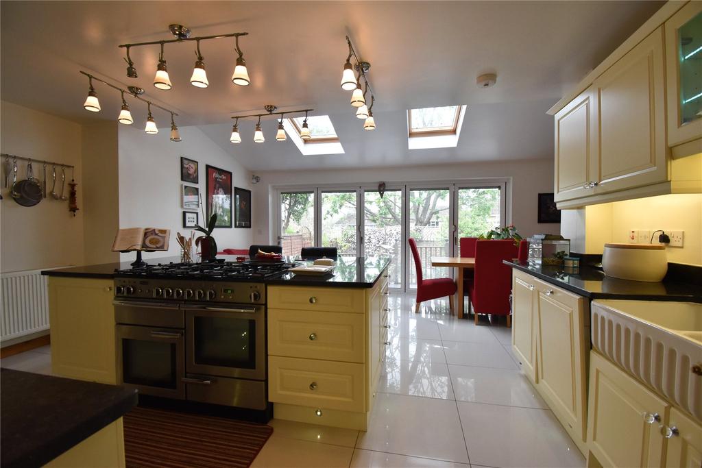 Staplehurst, Bracknell, Berkshire, RG12 4 bed semidetached house £