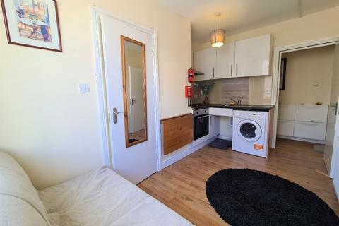 Studio to rent, Beechcroft Avenue, Golders Green, NW11