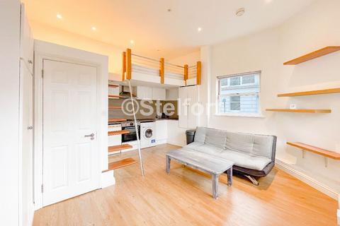 Studio to rent, Junction Road, London N19