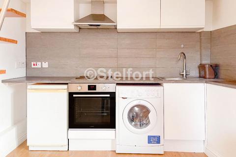 Studio to rent, Junction Road, London N19